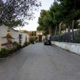 ...e percorso un lungo viale...
